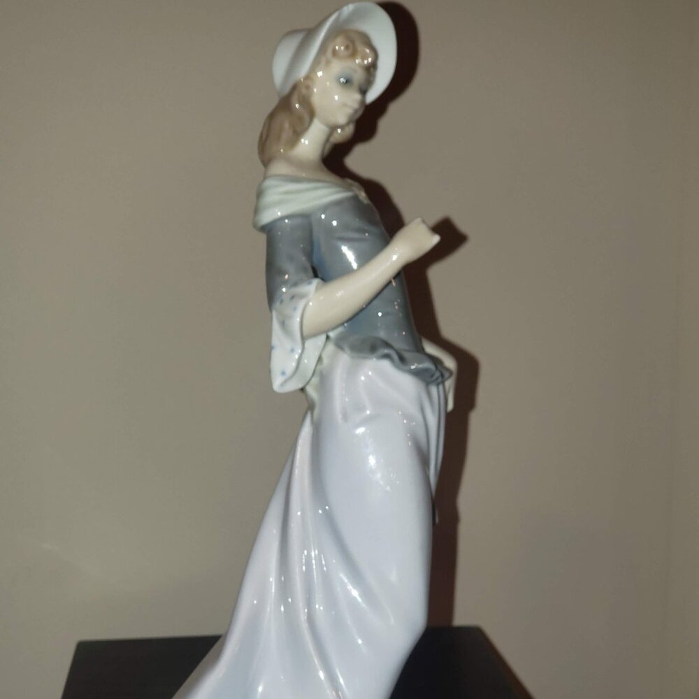 LLADRO Retired "A Sunny Day" Lady Figurine Missing Ambrella